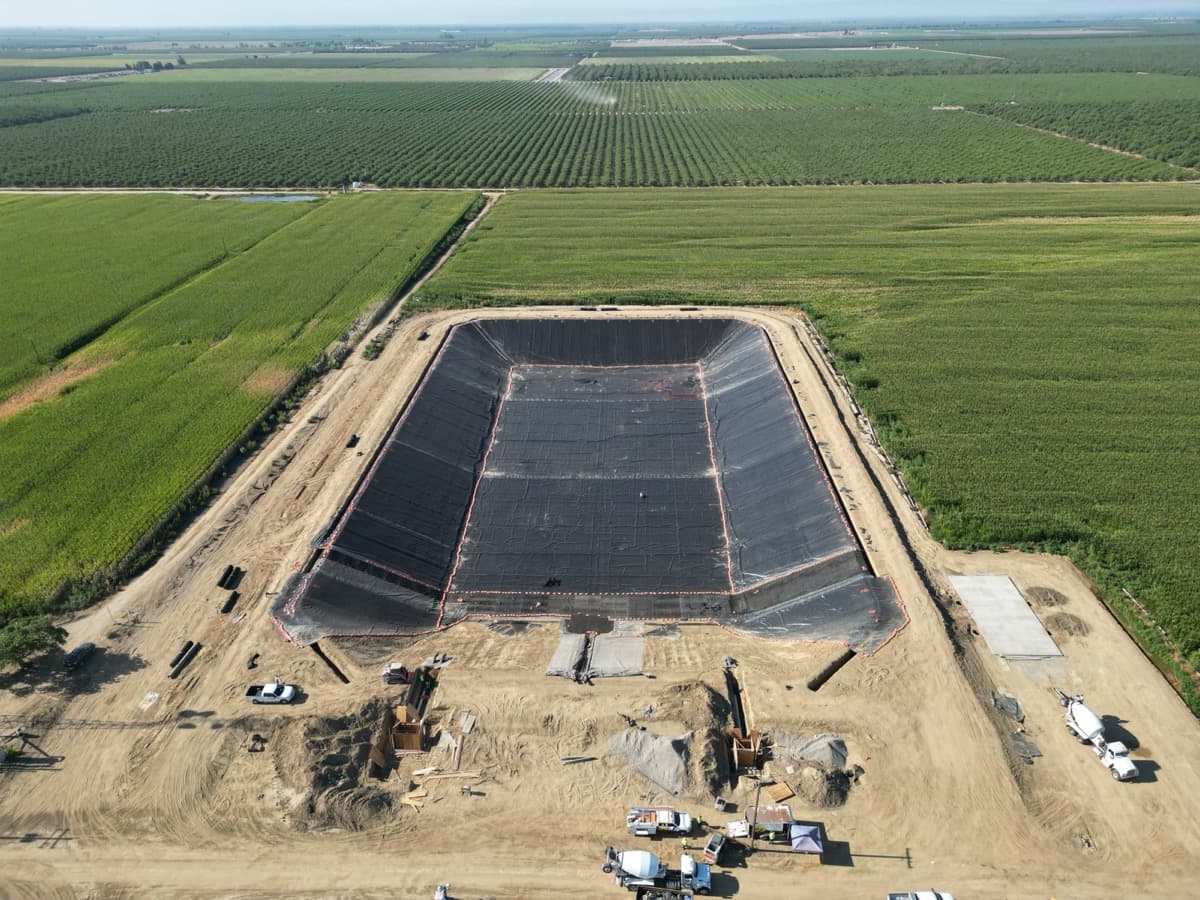 Vista con dron de una instalación de geomembrana geosintética de EFI